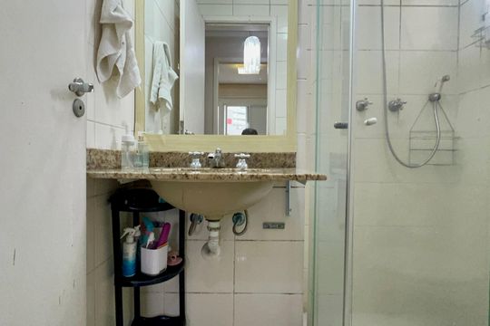 Banheiro de apartamento à venda com 2 quartos, 47m² em Pinheiros, São Paulo