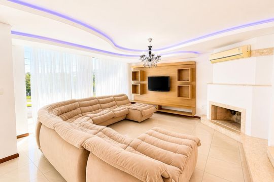 Sala de casa de condomínio para alugar com 4 quartos, 388m² em Neópolis, Gravataí