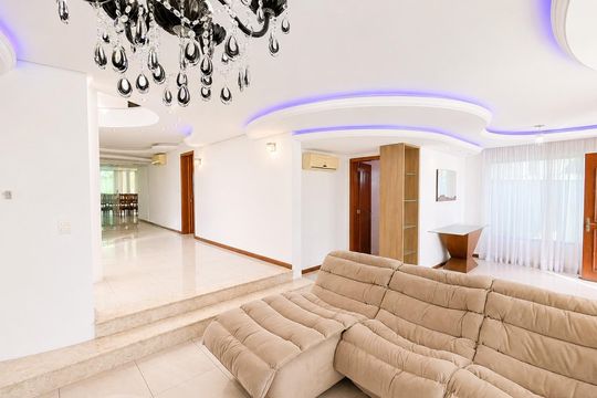 Sala de casa de condomínio para alugar com 4 quartos, 388m² em Neópolis, Gravataí