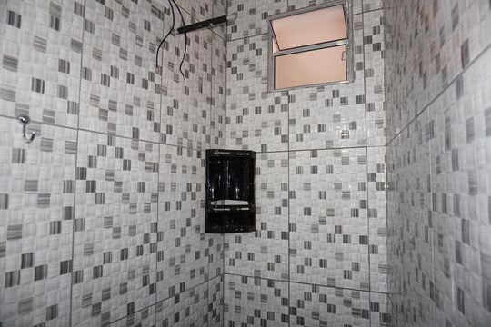 Banheiro de casa para alugar com 1 quarto, 60m² em Jardim Altos do Taboao, Embu das Artes