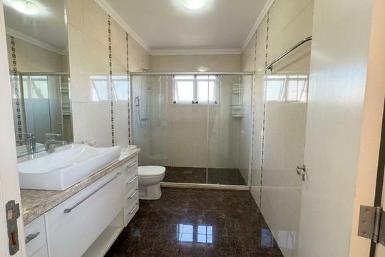 Banheiro 1 de casa de condomínio para alugar com 3 quartos, 230m² em Neópolis, Gravataí