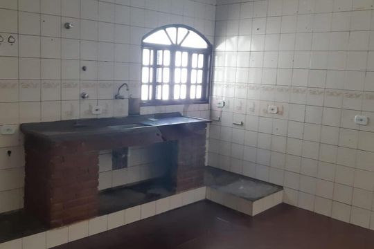 Casa à venda com 4 quartos, 223m² em Vila Carmosina, São Paulo