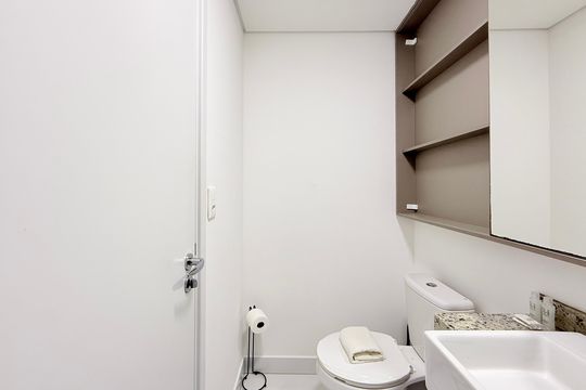 Banheiro  de kitnet/studio para alugar com 1 quarto, 21m² em Jardim das Acacias, São Paulo