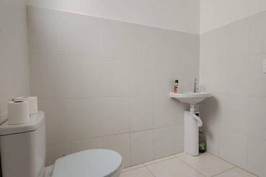 Banheiro social  de apartamento para alugar com 2 quartos, 47m² em Tijuca, Contagem