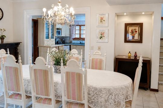 Sala de casa para alugar com 4 quartos, 320m² em Jurerê Internacional, Florianópolis