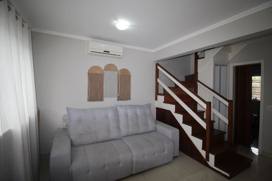 Sala de casa de condomínio à venda com 2 quartos, 102m² em Humaitá, Porto Alegre
