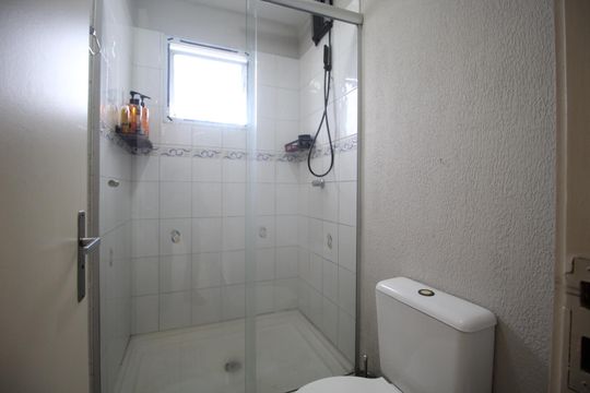 Banheiro de casa de condomínio para alugar com 2 quartos, 102m² em Humaitá, Porto Alegre