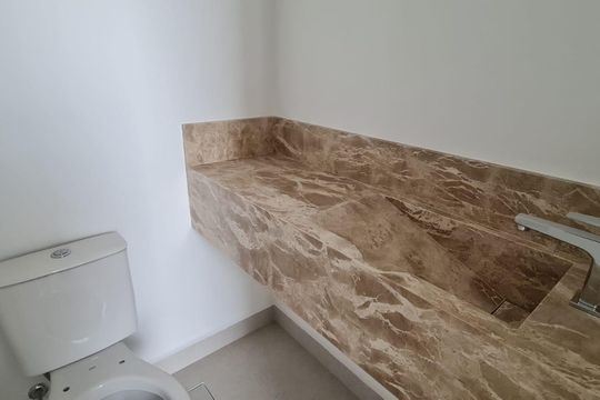 Banheiro de apartamento à venda com 3 quartos, 180m² em Cambuí, Campinas