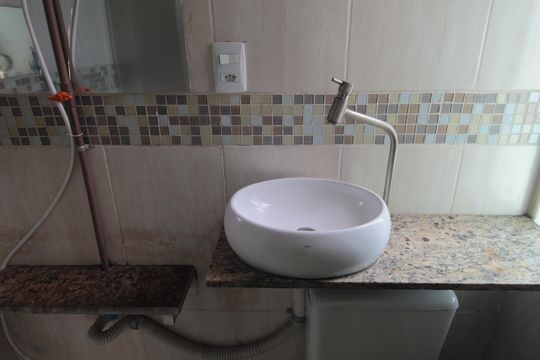 Banheiro de kitnet/studio para alugar com 1 quarto, 40m² em Serrano, Belo Horizonte