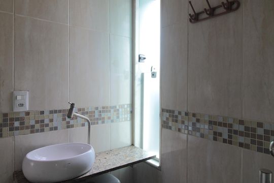 Banheiro de kitnet/studio para alugar com 1 quarto, 40m² em Serrano, Belo Horizonte