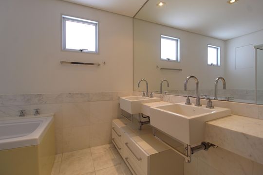 Banheiro da Suíte 2 de apartamento para alugar com 2 quartos, 134m² em Vila Nova Conceição, São Paulo