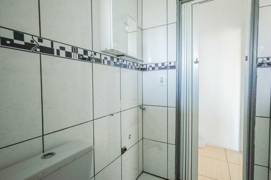 Banheiro de apartamento para alugar com 1 quarto, 45m² em Jardim Sabará, Porto Alegre