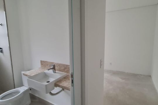 Banheiro de apartamento à venda com 3 quartos, 136m² em Cambuí, Campinas