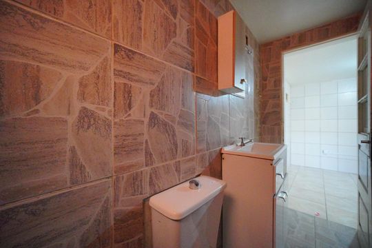 Banheiro de casa para alugar com 2 quartos, 72m² em Barreiros, São José
