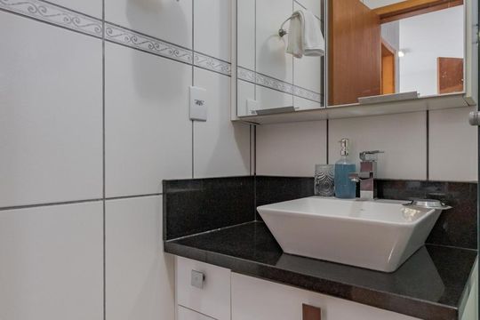 Banheiro de apartamento para alugar com 1 quarto, 42m² em Bom Jesus, Porto Alegre