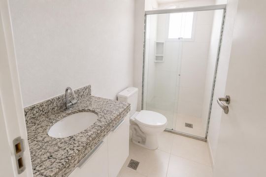Banheiro de apartamento para alugar com 2 quartos, 55m² em Jardim das Esmeraldas, Goiânia