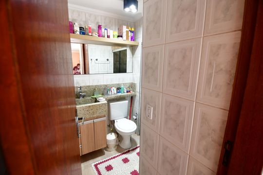 Banheiro de apartamento à venda com 2 quartos, 44m² em Conjunto Habitacional Edivaldo Antônio Orsi, Campinas