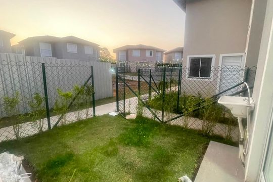 Jardim/ Área de serviço de casa de condomínio para alugar com 2 quartos, 60m² em Jardim dos Pereiras (caucaia do Alto), Cotia