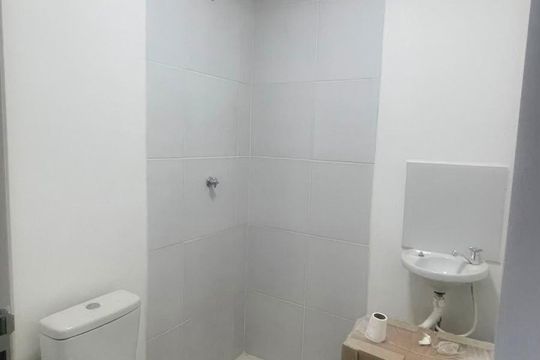 Banheiro de casa de condomínio para alugar com 2 quartos, 60m² em Jardim dos Pereiras (caucaia do Alto), Cotia