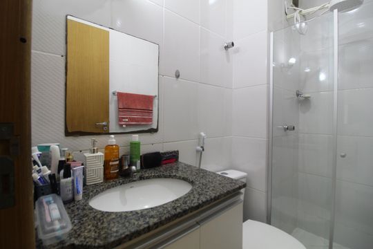 Banheiro Social de apartamento à venda com 2 quartos, 66m² em Taquara, Rio de Janeiro