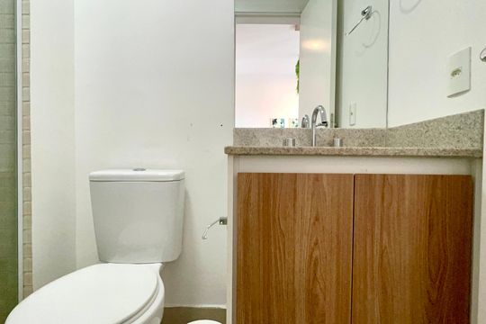 Banheiro de kitnet/studio à venda com 1 quarto, 30m² em Alto de Pinheiros, São Paulo