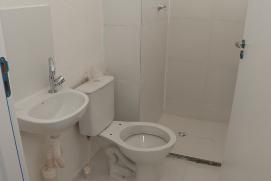 Banheiro de apartamento à venda com 2 quartos, 42m² em Residencial Vale dos Sonhos, Goiânia