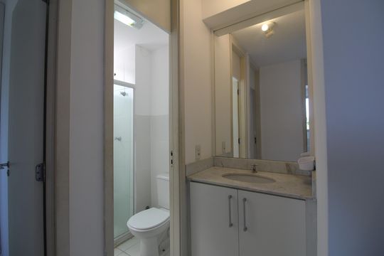 Banheiro de apartamento à venda com 2 quartos, 55m² em Barra Olímpica, Rio de Janeiro