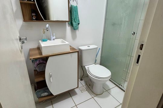 Banheiro de apartamento à venda com 2 quartos, 47m² em Cavalhada, Porto Alegre