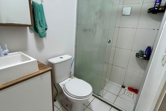 Banheiro de apartamento à venda com 2 quartos, 47m² em Cavalhada, Porto Alegre