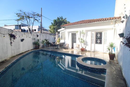 Piscina de casa à venda com 2 quartos, 80m² em Vila Marari, São Paulo