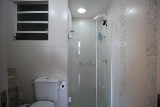 Banheiro de apartamento à venda com 3 quartos, 78m² em São Geraldo, Porto Alegre