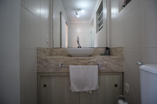 Banheiro de apartamento à venda com 3 quartos, 78m² em São Geraldo, Porto Alegre