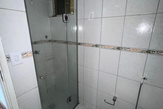 Banheiro  de apartamento à venda com 1 quarto, 44m² em Guará I, Brasília