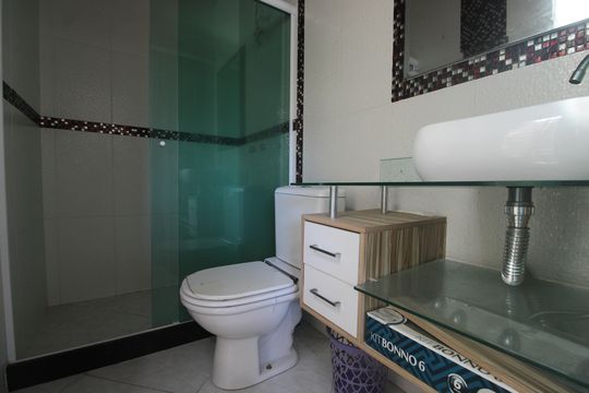 Banheiro da suíte 1 de casa de condomínio à venda com 2 quartos, 176m² em Recreio, Rio de Janeiro