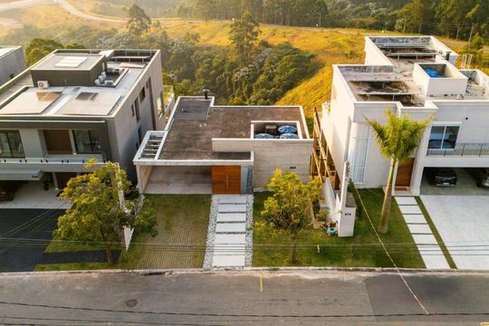 Vista de casa de condomínio à venda com 3 quartos, 308m² em Alphaville, Santana de Parnaíba