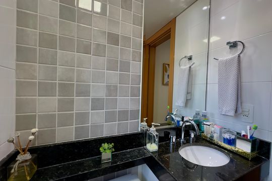 Banheiro de apartamento à venda com 2 quartos, 55m² em Mossunguê, Curitiba