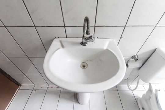 Banheiro de apartamento para alugar com 2 quartos, 50m² em Jardim Mirai, Itaquaquecetuba