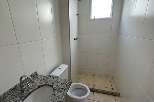 Banheiro de apartamento para alugar com 2 quartos, 46m² em Mantiquira, Duque de Caxias