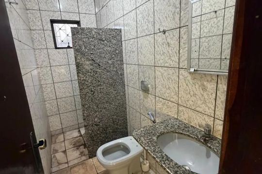 Banheiro de casa para alugar com 3 quartos, 115m² em Santa Mônica, Uberlândia