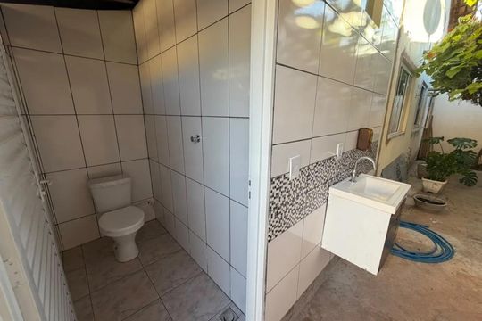 Banheiro de serviço de casa para alugar com 3 quartos, 115m² em Santa Mônica, Uberlândia