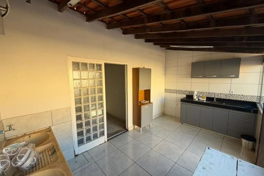 Cozinha de casa para alugar com 3 quartos, 115m² em Santa Mônica, Uberlândia