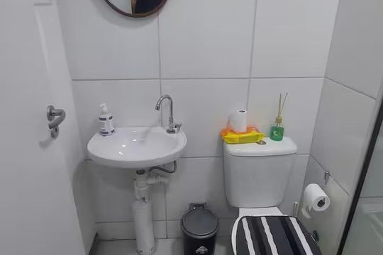 Banheiro de apartamento para alugar com 2 quartos, 45m² em Santo Cristo, Rio de Janeiro