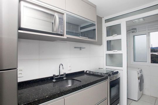 Cozinha + Área de Serviço de apartamento para alugar com 2 quartos, 56m² em Medianeira, Porto Alegre