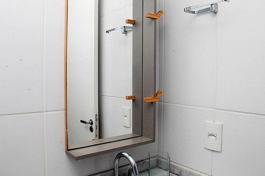 Banheiro 2 de apartamento para alugar com 2 quartos, 56m² em Medianeira, Porto Alegre