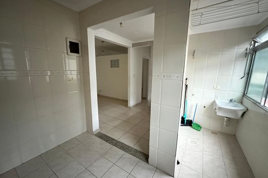 Cozinha de apartamento para alugar com 2 quartos, 55m² em Itararé, São Vicente