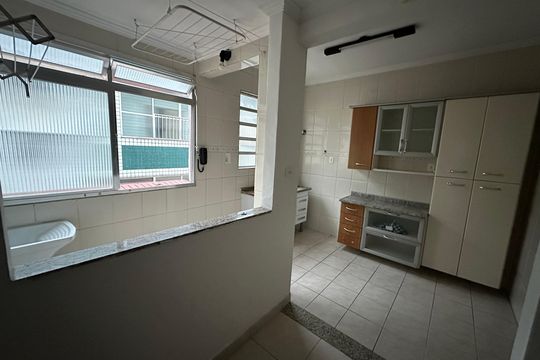 Cozinha de apartamento para alugar com 2 quartos, 55m² em Itararé, São Vicente