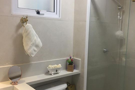Banheiro de apartamento para alugar com 3 quartos, 55m² em Jardim Isis, Cotia