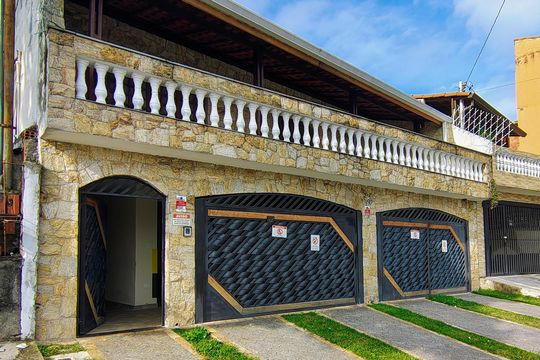 Fachada de casa à venda com 3 quartos, 289m² em Veloso, Osasco