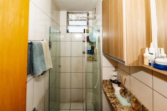 Banheiro de apartamento à venda com 3 quartos, 62m² em Parque São Pedro, Belo Horizonte