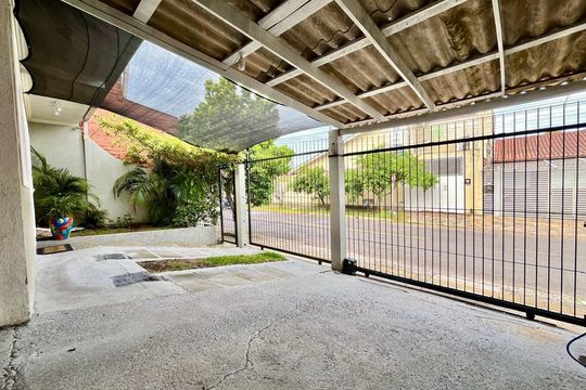 Garagem de casa à venda com 3 quartos, 110m² em São José, Canoas